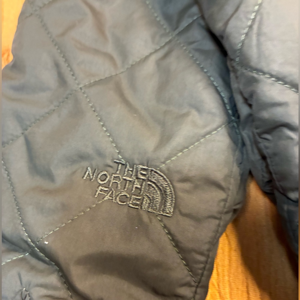 The North Face “Rosie Quilt Glove” - Picture 3 of 4